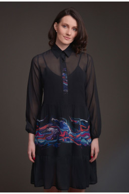 Sukienka szyfonowa czarna z kołnierzykiem i falbanami z kolorowym motywem