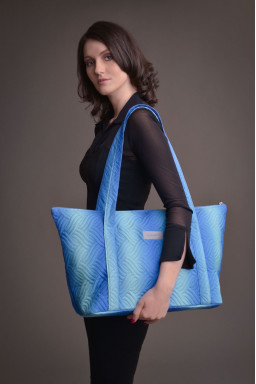 Duża torba pikowana z materiału w kolorze błękitno-turkusowym